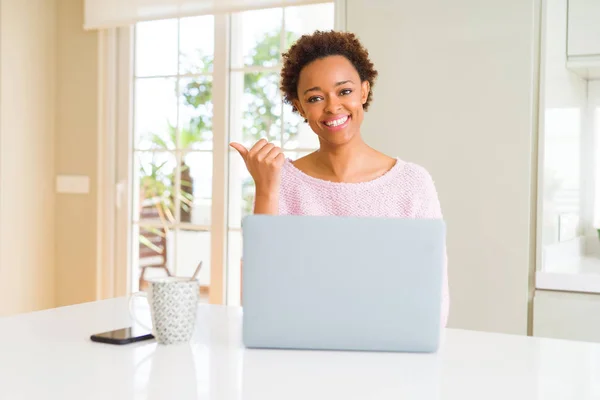 Joven Mujer Afroamericana Trabajando Usando Computadora Portátil Sonriendo Con Cara — Foto de Stock