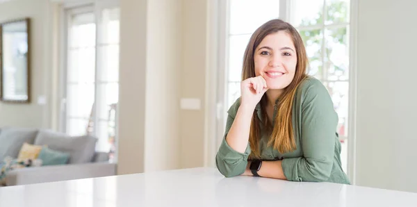 Hermosa Joven Casa Mirando Confiada Cámara Con Sonrisa Con Los — Foto de Stock