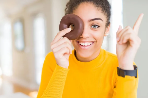 Fiatal Afro Amerikai Lány Eszik Édes Csokoládé Fánk Nagyon Boldog — Stock Fotó