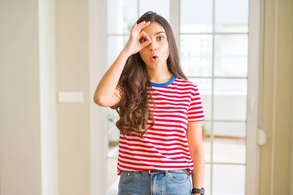 Mulher Bonita Nova Vestindo Shirt Casual Fazendo Gesto Chocado Com — Fotografia de Stock