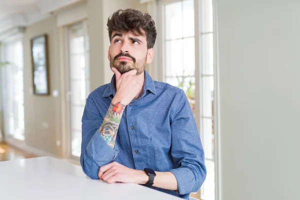 Hombre Joven Con Camisa Casual Sentado Mesa Blanca Con Mano — Foto de Stock