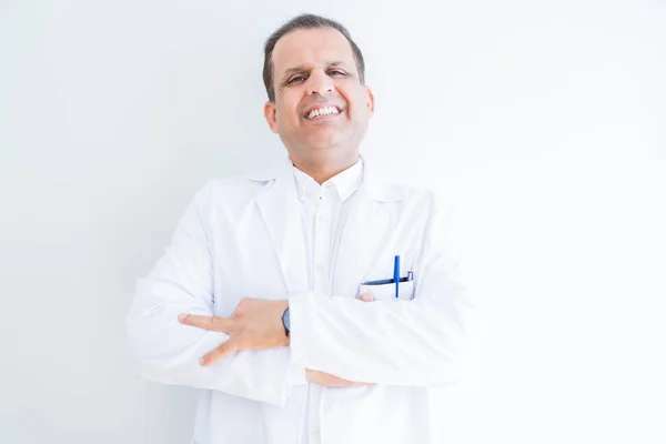 Orta Yaş Doktor Adam Beyaz Arka Plan Üzerinde Tıbbi Ceket — Stok fotoğraf
