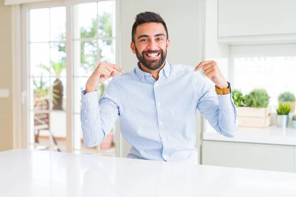 Bonito Homem Negócios Hispânico Olhando Confiante Com Sorriso Rosto Apontando — Fotografia de Stock