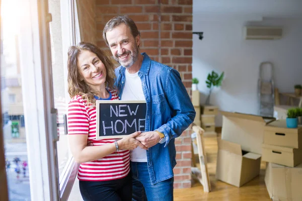 Middelbare Leeftijd Senior Paar Verhuizen Naar Een Nieuw Huis Glimlachend — Stockfoto