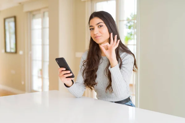 Jonge Vrouw Met Behulp Van Smartphone Verzenden Van Een Bericht — Stockfoto