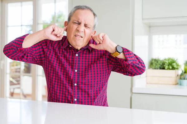 Pohledný Starší Muž Doma Zakrývající Uši Prsty Rozmrzele Hluk Hlasité — Stock fotografie