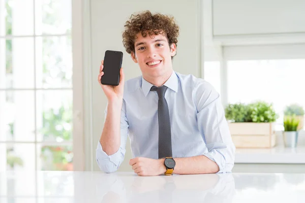 Joven Hombre Negocios Mostrando Pantalla Del Teléfono Inteligente Oficina Con — Foto de Stock