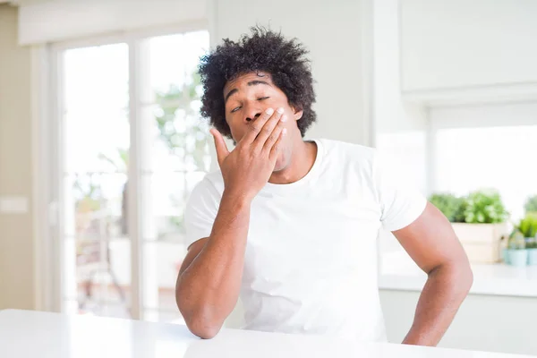 Jonge Afro Amerikaanse Man Die Een Casual Wit Shirt Draagt — Stockfoto