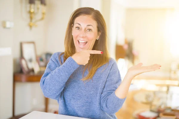 Mulher Meia Idade Bonita Casa Espantado Sorrindo Para Câmera Apresentar — Fotografia de Stock