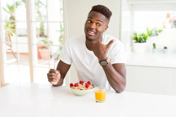Mladý Africký Američan Jíst Zdravé Snídaně Dopoledních Hodinách Ukazuje Palcem — Stock fotografie