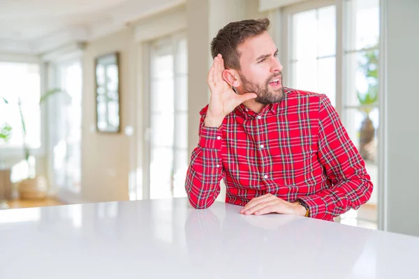 Hombre Guapo Con Camisa Colorida Sonriendo Con Mano Sobre Oreja —  Fotos de Stock