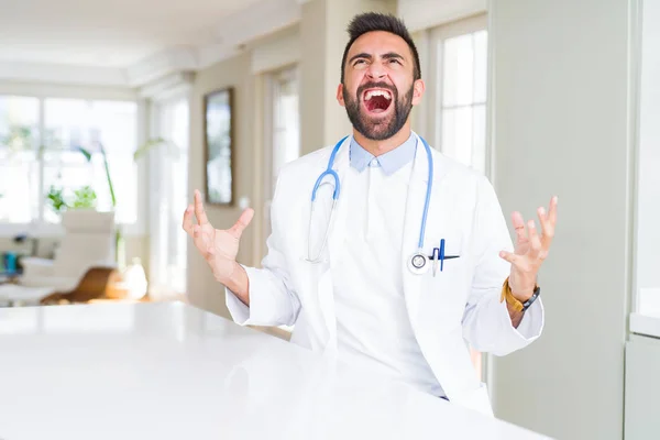 Schöner Hispanischer Arzt Mit Stethoskop Der Klinik Verrückt Und Verrückt — Stockfoto