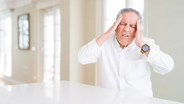 Knappe Senior Man Thuis Met Hand Hoofd Voor Pijn Het — Stockfoto