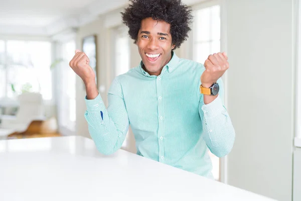 Afroamerický Obchodní Člověk Který Nosí Elegantní Košili Oslavuje Překvapení Žasne — Stock fotografie
