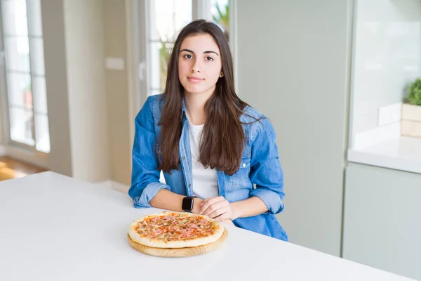 Güzel Genç Kadın Yüzünde Ciddi Bir Ifade Ile Mutfakta Yapımı — Stok fotoğraf