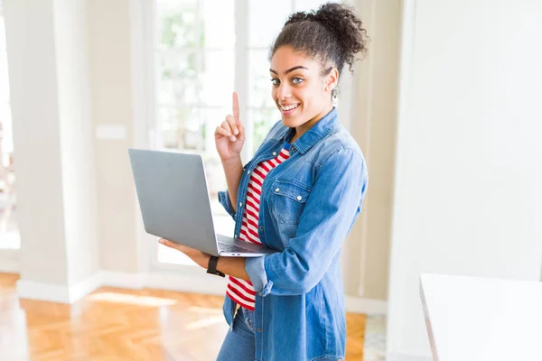 Ung Afroamerikansk Jente Som Jobber Med Laptop Overrasket Ide Eller – stockfoto