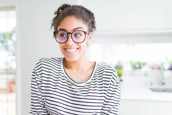 Mulher Americana Africana Bonita Jovem Com Cabelo Afro Usando Óculos — Fotografia de Stock