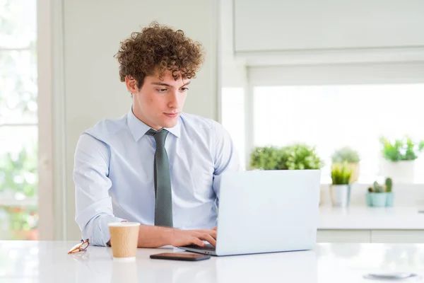 Joven Hombre Negocios Que Trabaja Con Ordenador Portátil Oficina Con — Foto de Stock