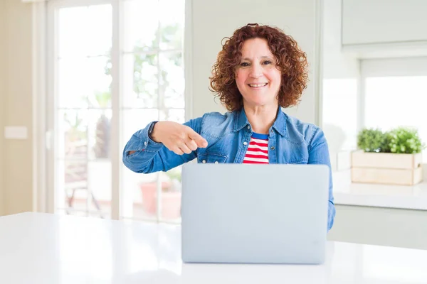 Femme Âgée Travaillant Aide Ordinateur Portable Très Heureux Pointage Avec — Photo