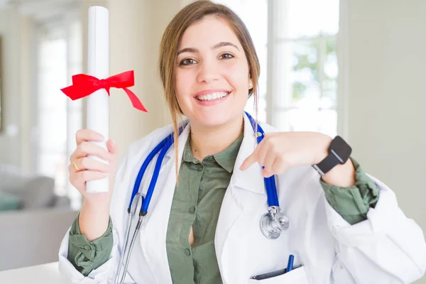 Bella Giovane Medico Donna Possesso Laurea Con Faccia Sorpresa Puntando — Foto Stock