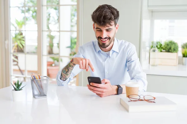 Giovane Uomo Affari Utilizzando Smartphone Inviare Messaggio Molto Felice Puntando — Foto Stock