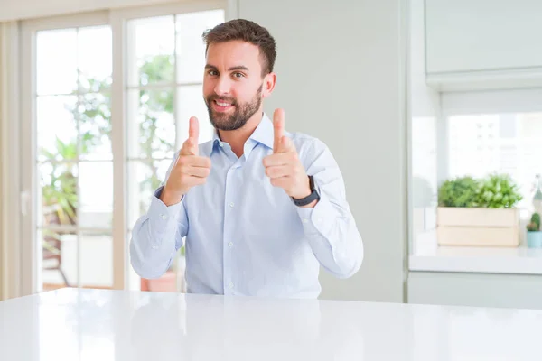 Красивий Бізнесмен Вказує Пальці Камеру Щасливим Смішним Обличчям Хороша Енергія — стокове фото