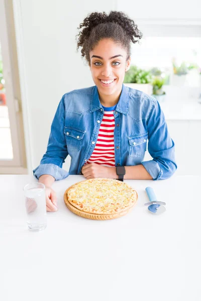 Joven Mujer Afroamericana Comiendo Pizza Casera Queso Con Una Cara — Foto de Stock