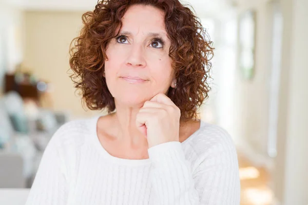 Schöne Seniorin Weißem Pullover Mit Der Hand Kinn Nachdenkliche Frage — Stockfoto