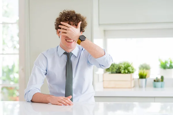 Joven Hombre Negocios Vistiendo Una Corbata Sonriendo Riendo Con Mano —  Fotos de Stock