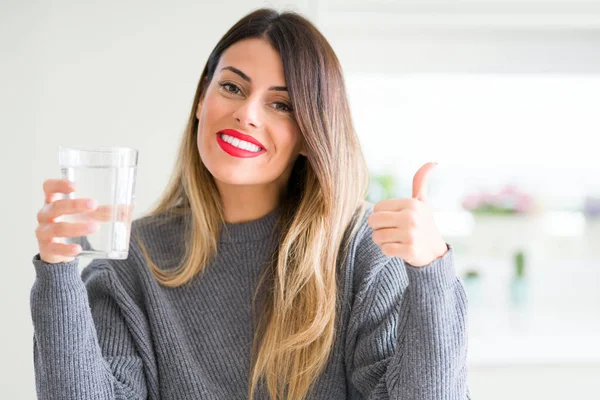 Ung Vacker Kvinna Dricka Glas Vatten Hemma Glad Med Stort — Stockfoto