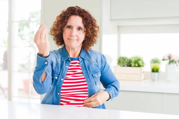 Mujer Mayor Mediana Edad Con Pelo Rizado Usando Chaqueta Mezclilla — Foto de Stock