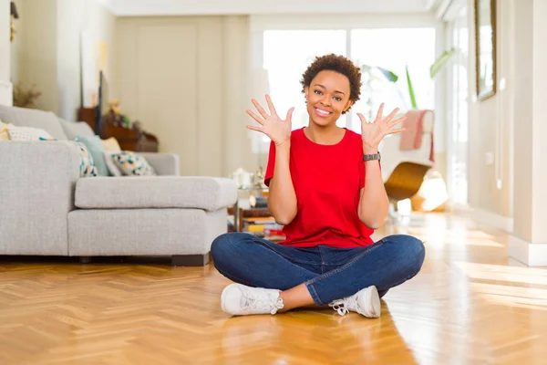 Jovem Bela Mulher Afro Americana Sentada Chão Casa Mostrando Apontando — Fotografia de Stock