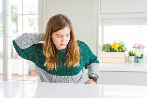 Junge Schöne Size Frau Lässigem Gestreiftem Pullover Mit Nackenschmerzen Berührung — Stockfoto