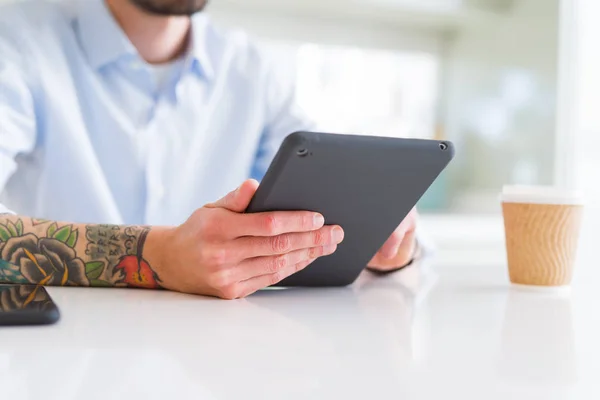 Primer Plano Del Hombre Negocios Que Trabaja Con Tableta Touchpad —  Fotos de Stock