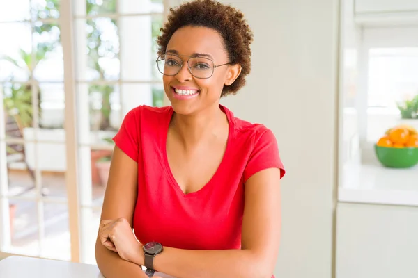 Jovem mulher africana bonita com cabelo afro usando óculos — Fotografia de Stock