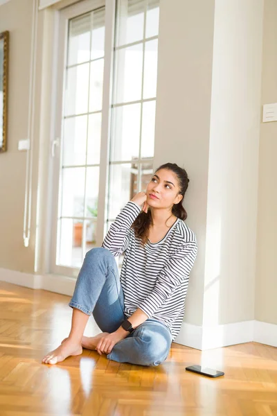 Genç güzel kadın düşünme ve çene üzerinde bir el ile merak