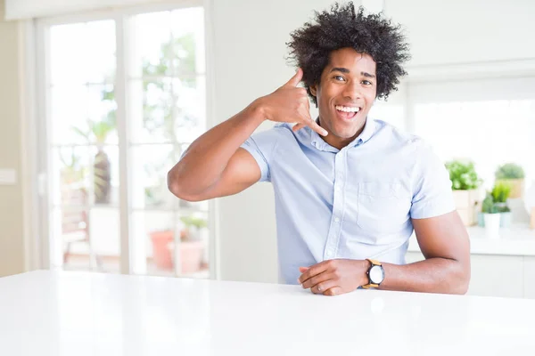 Afroamerický Obchodní Člověk Usmívá Rukou Prsty Jako Mluvil Telefonu Sdělování — Stock fotografie