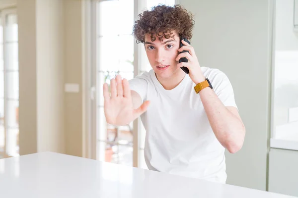 Mladý Muž Mluví Telefonu Doma Otevřenou Rukou Dělat Stop Sign — Stock fotografie
