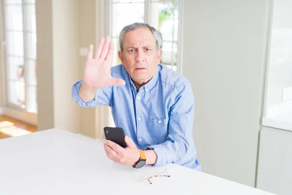 Hombre Mayor Guapo Utilizando Teléfono Inteligente Enviar Mensaje Con Mano — Foto de Stock