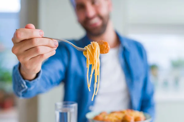 Hombre Guapo Comiendo Pasta Con Albóndigas Salsa Tomate Casa Mientras — Foto de Stock