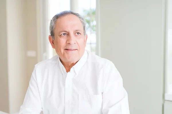 Bonito homem idoso sorrindo confiante — Fotografia de Stock