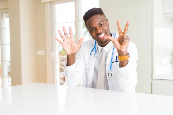 Афроамериканский Врач Клинике Показывает Показывает Пальцами Номер Восемь Улыбаясь Уверенно — стоковое фото