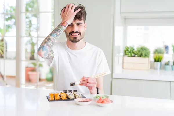 Młody Człowiek Jedzenia Asian Sushi Dostawą Domu Podkreślił Ręki Głowę — Zdjęcie stockowe
