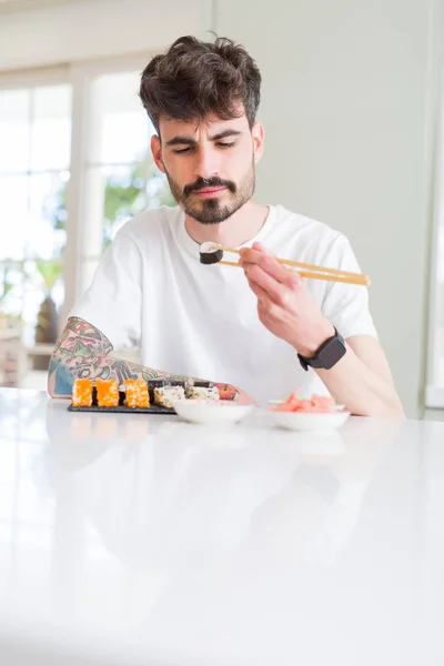 Jeune Homme Manger Sushi Asiatique Nourriture Aide Baguettes — Photo