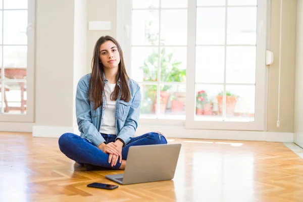Mulher Bonita Sentada Chão Com Pernas Cruzadas Usando Laptop Com — Fotografia de Stock