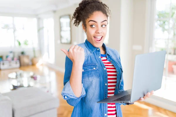 Joven Afroamericana Chica Pie Trabajando Usando Ordenador Portátil Señalando Mostrando — Foto de Stock