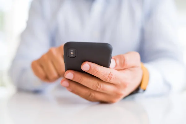 Nahaufnahme von Geschäftsmannhänden mit Smarpthone — Stockfoto