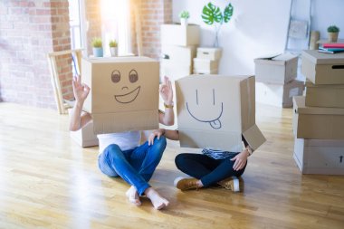 Orta yaş Senior çift yeni bir eve hareket, mutlu aşık Apartmant gülümsüyor