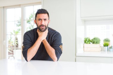 Yakışıklı İspanyol adam evde rahat kazak giyen bağırarak ve boğulma kısık çünkü acı boğmak. Sağlık sorunu. Boğulma ve intihar kavramı.