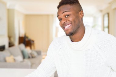 Büyük bir gülümseme ile neşeli gülümseyen yakışıklı Afrikalı genç adam 